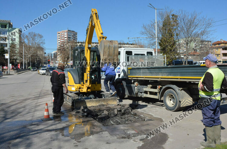 Спряха водата край автогарата в Хасково заради авария на бул. „Съединение“ 