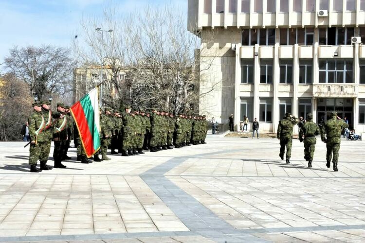 В Асеновград посрещнаха върналите се от Косово военнослужещи