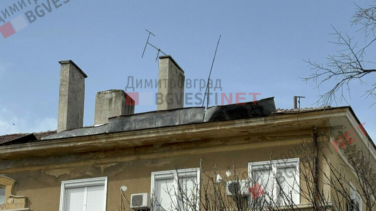 Опасни ламарини в центъра на Димитровград застрашават минувачи заради силния вятър