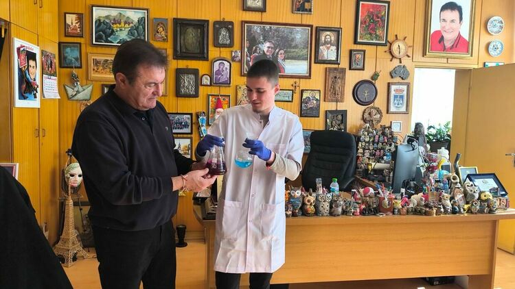 Константин Дичев от "Славейков" на национален кръг по химия
