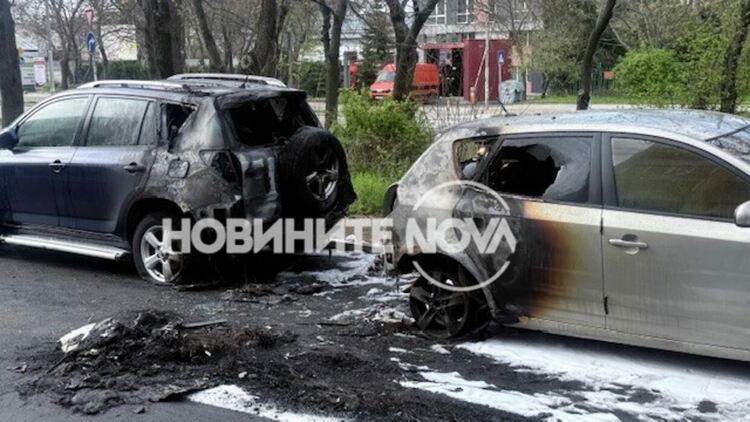 Пет автомобила горяха в Бургас