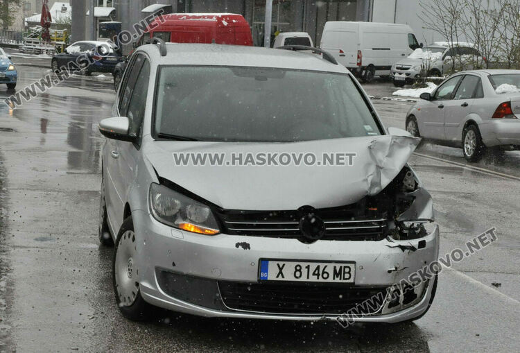 Два „Фолксваген“-а се удариха на ул. „Дунав“ в Хасково