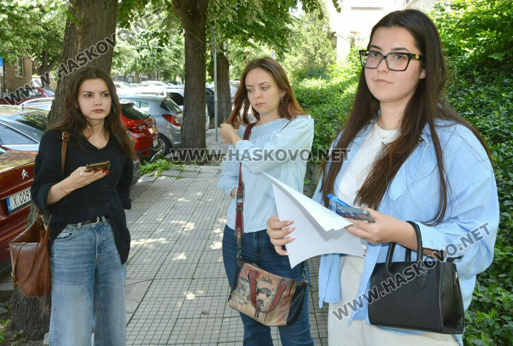 Зрелостнички от Езиковата с жалба до РУО-Хасково заради съкратено  време на матурата по БЕЛ във ФСГ