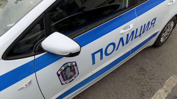 Откраднат автомобил открит с щети край връх Рожен – задържан е 17-годишен
