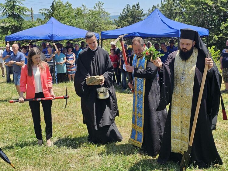 С молебен и символична първа копка започна строителството на новия параклис „Света Троица“ в Браница