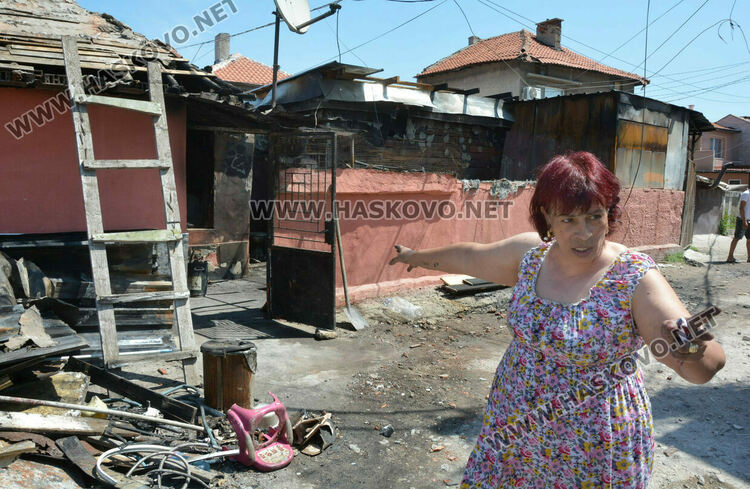 Семейство остана без дом след пожар от електрически мотор, пламна и съседна къща