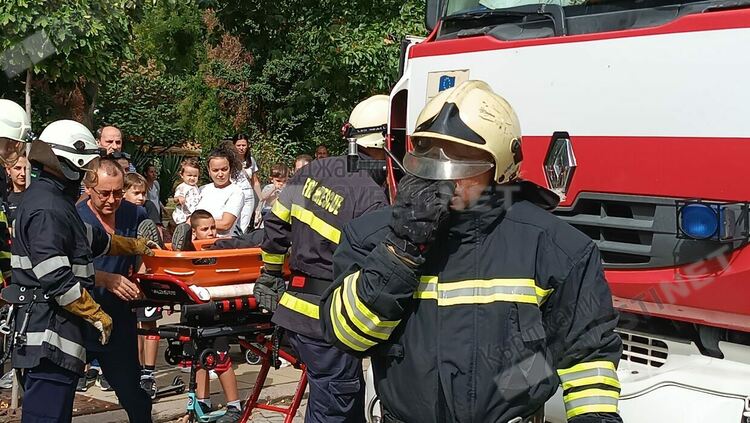 Полицейски новини:Голям пожар в село Долна кула,огнеборци евакуираха старец