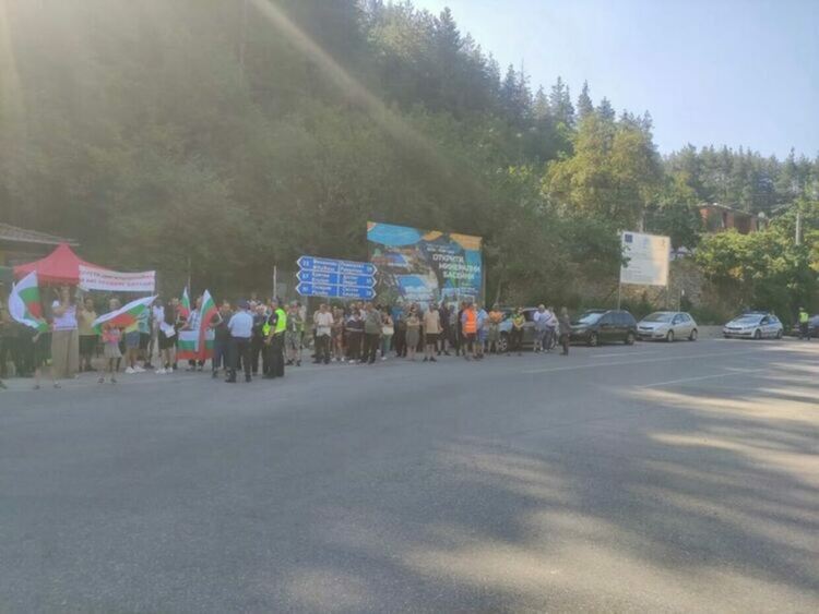 Днес протест ще затрудни движението на разклона за  Девин
