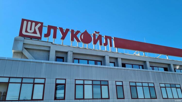 „Лукойл“ напуска България: каква игра играе Митрофанова