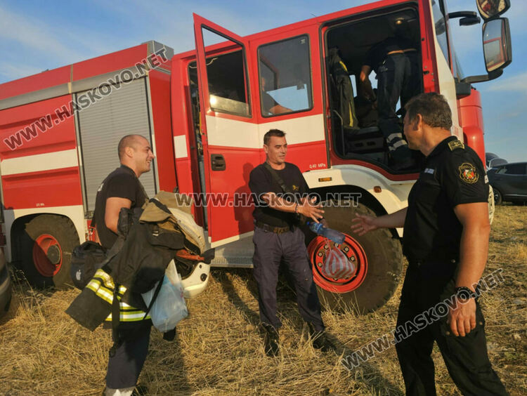 Спряха пожара в Сакар на метри от къщите в Доситеево