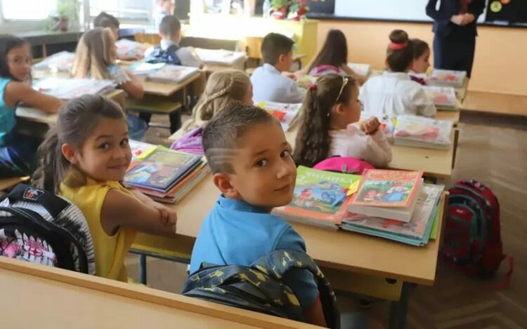 Родителите няма да връщат помощта за ученици при 5 неизвинени отсъствия