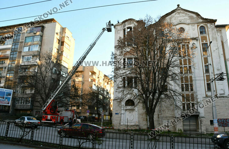 Пожарникари отстраниха опасни ламарини от покрива на бившия магазин „Марса“