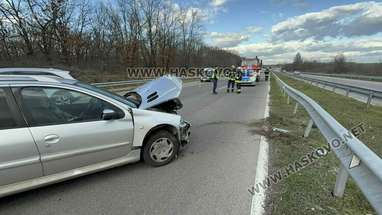 Водачка загуби контрол над колата и се заби в мантинела на пътя Хасково-Димитровград