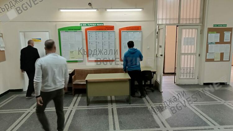 Расте броят на висшистите,регистрирани продължително като безработни в Бюрата по труда в областта