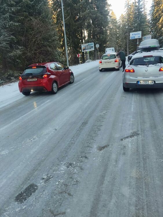 ВНИМАНИЕ! Пътищата през Пампорово и Превала са като стъкло, има колона от закъсали коли!
