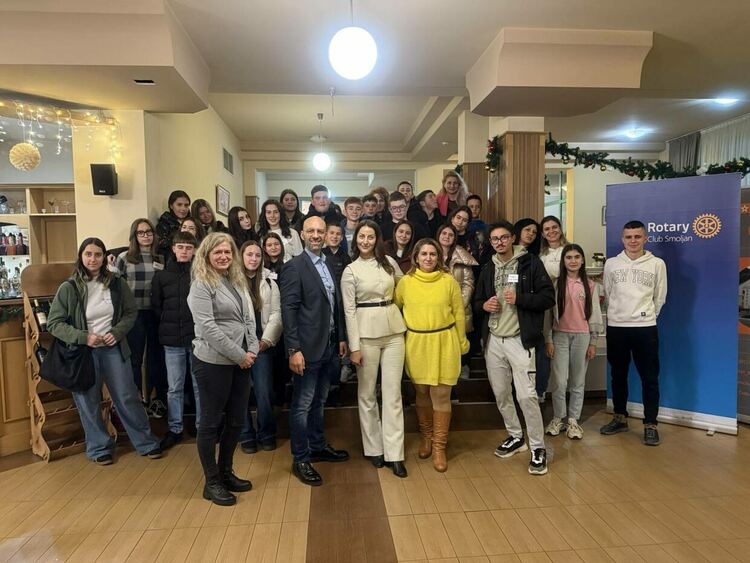 Десетки ученици от гимназиите в Смолян се включиха в интерактивен тренинг „Мит или истина”