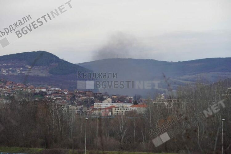 Пожар гори в къща в кв.“Боровец“,два екипа огнеборци го гасят