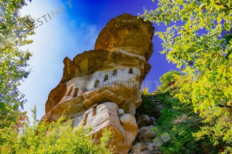 Любители интерпретират мегалитната култура на траките в Източните Родопи,винят археолозите в некомпетентност
