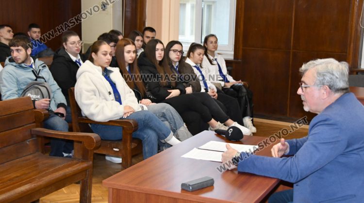 Ученици от ПГДС слушаха лекция в Съдебна палата-Хасково за разпределението на властите