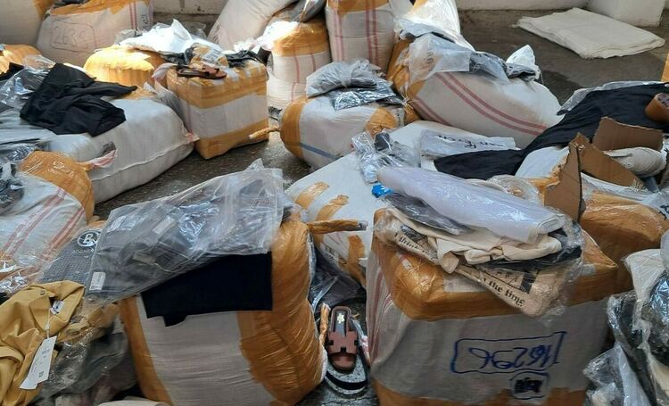 Задържаха 27 480 „маркови“ стоки в четири товарни автомобила и три автобуса