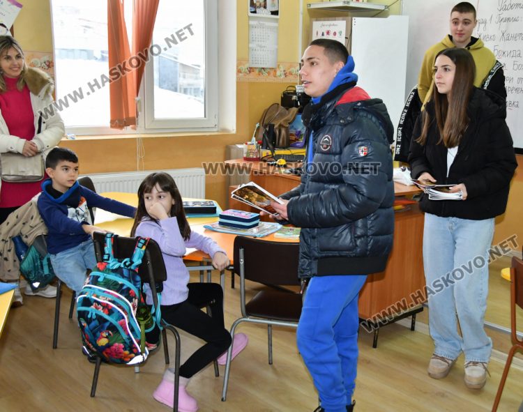 Ученици от Езиковата гимназия издадоха книжка с благотворителна цел