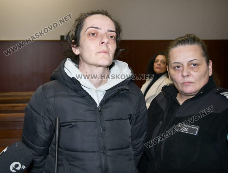 Задържаната с кокаин полицейска служителка остава в ареста