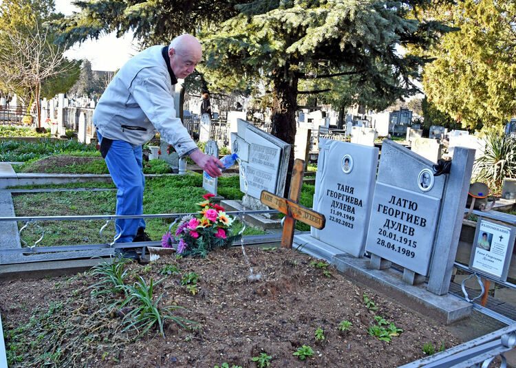 Стотици хасковлии отидоха на гробищата, за да почетат своите близки