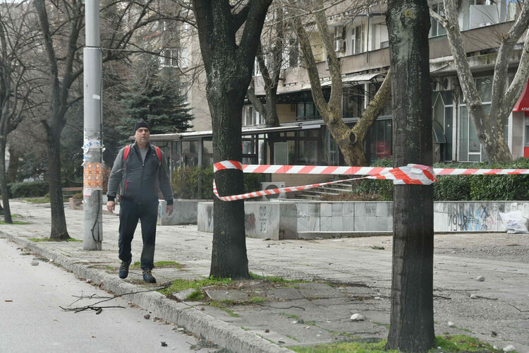 Силният вятър вдигна на крак пожарната в Хасково