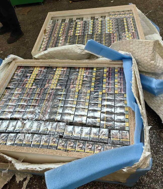 Задържаха над 400 000 цигари в два товарни автомобила 