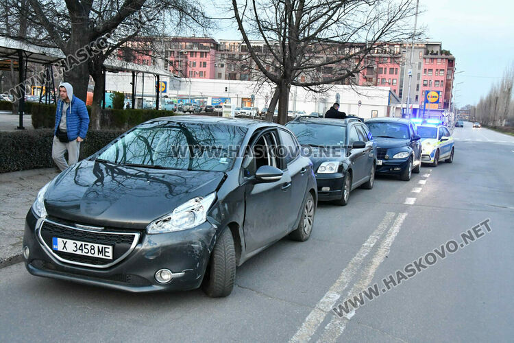 Млада водачка не спря на „Стоп“ и предизвика лека катастрофа с три коли