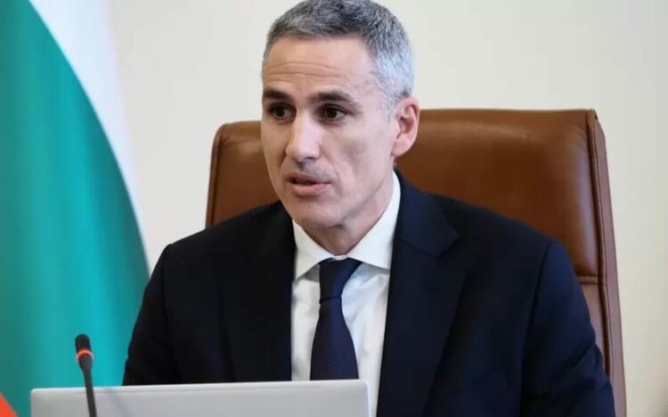Кабинетът ще отпусне директни помощи за граждани заради скъпите горива
