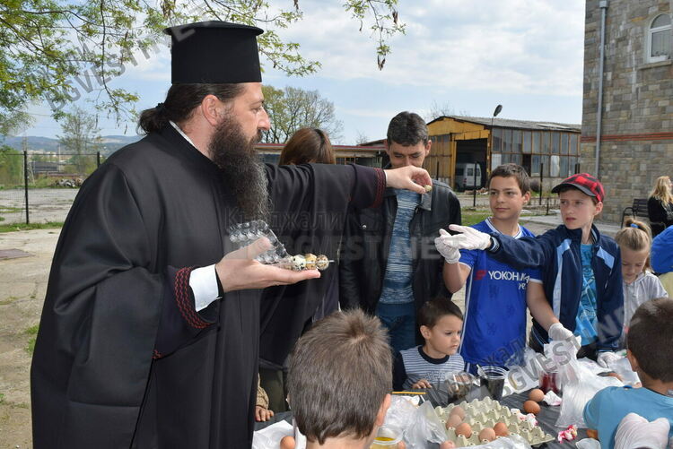 За поредна година десетки деца боядисват яйца в двора на манастира „Свети Йоан Предтеча“