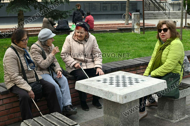 Предимно облачно и ветровито 