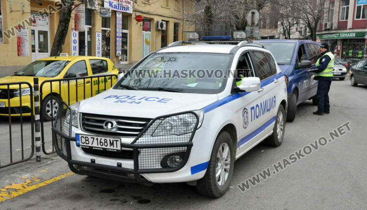 Откриха буркан с канабис в кола с фалшиви номера