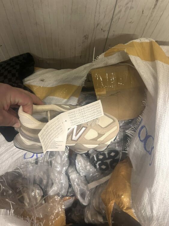 Задържаха над 13 000 стоки менте в четири товарни автомобила 