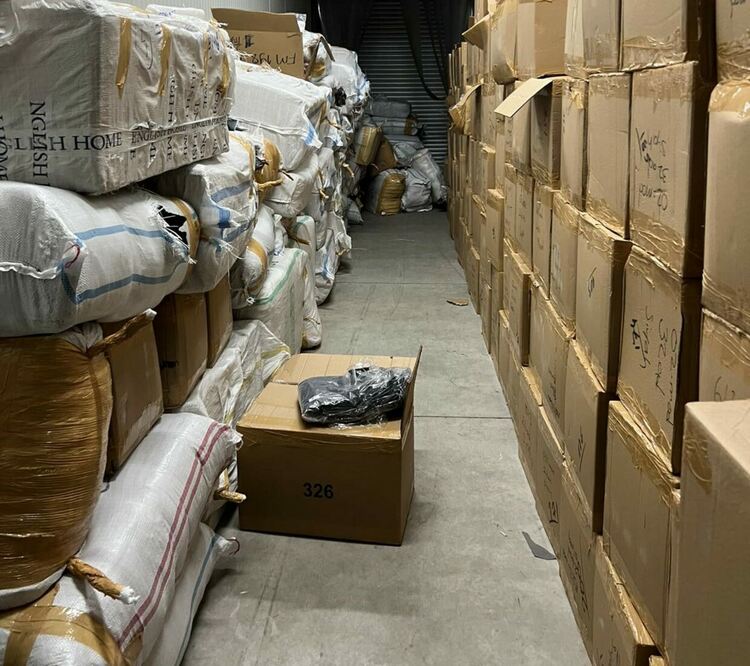 Иззеха над 32 000 стоки менте от товарен автомобил