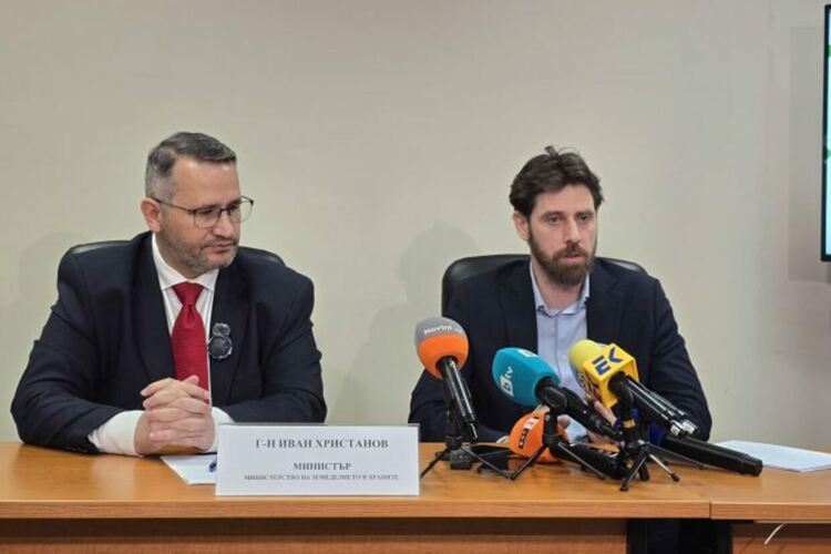 Радев уволнява шефа на агенцията по храните