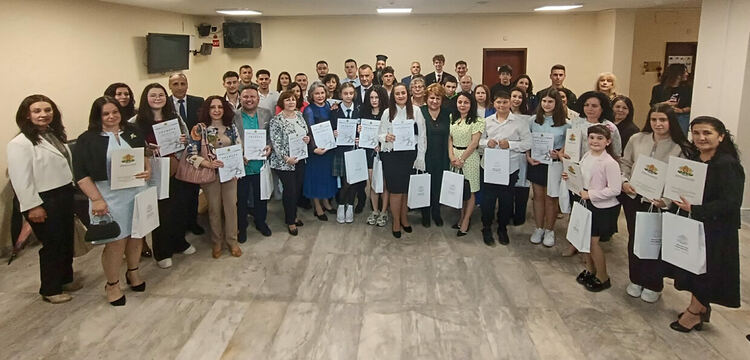 Областният управител Бисер Николов награди ученици, учители и дейци на културата