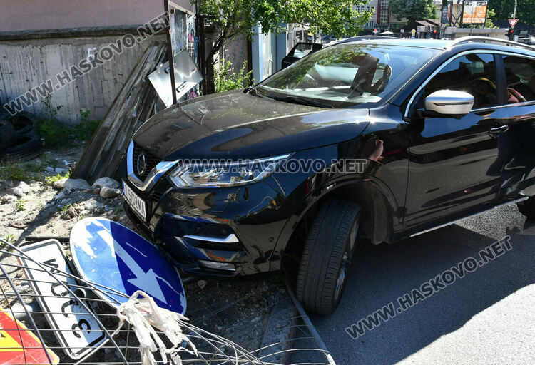 Коли се качиха на тротоара и събориха предпазна ограда при катастрофа до Зеленчуковия пазар в Хасково