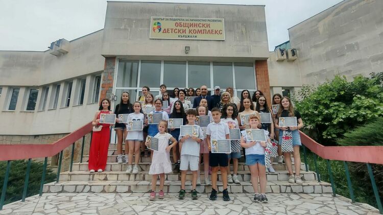 193 рисунки и 27 награди  в Областен конкурс за детска рисунка "Родопски багри"