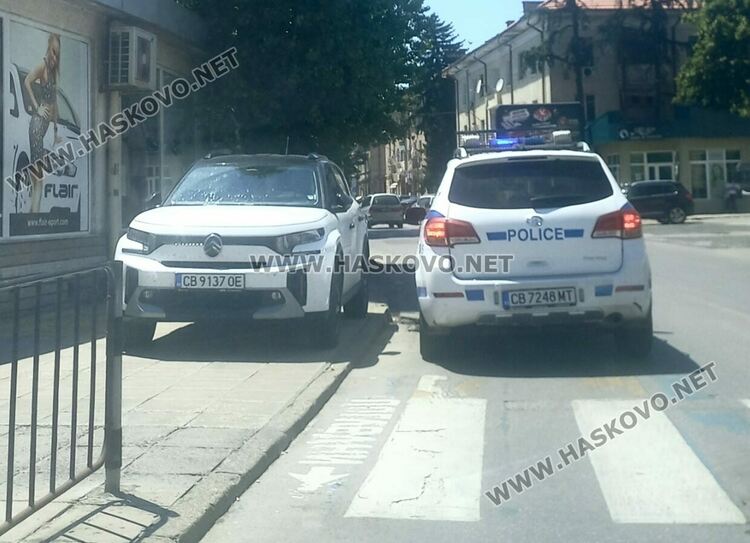 Шофьор паркира на тротоар и в насрещното в центъра на Хасково