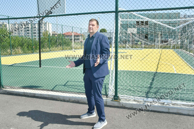 Вандали съсипват системно още непредадените спoртни площадки до Плувния басейн