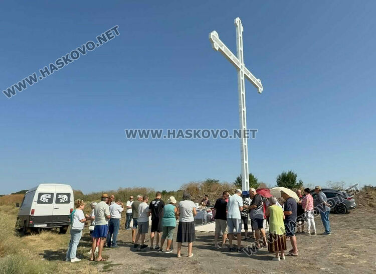 12 - метров кръст ще пази жителите на Подкрепа