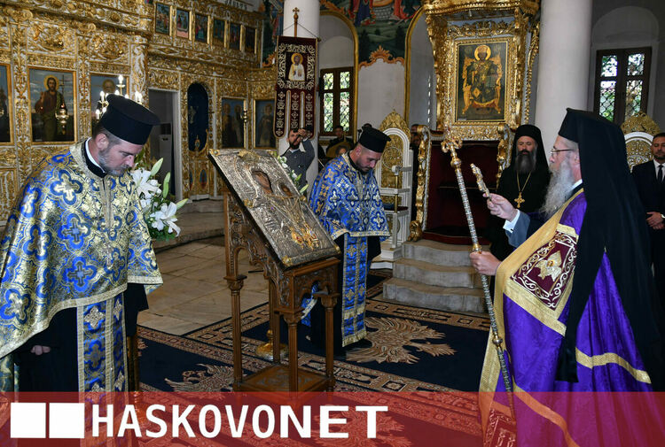  Пълна църква посрещна иконата на Пресвета Богородица – „Златна ябълка“