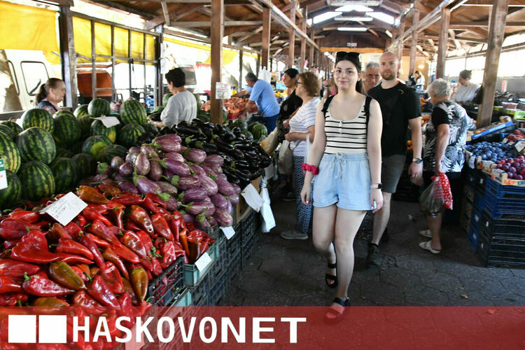 Жегите не изплашиха хасковлии и Зеленчуковият пазар отново се напълни с клиенти
