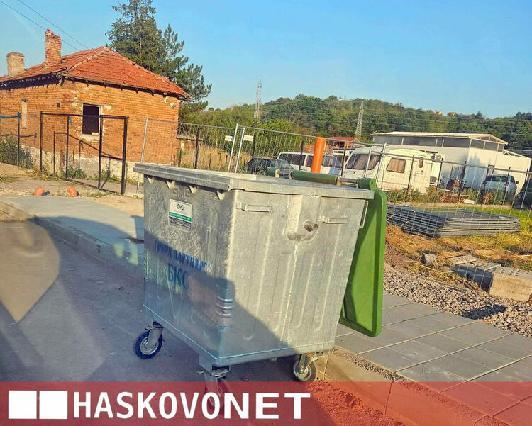 Живущи в кв. „Болярово“ сигнализират, че на ремонтираните тротоари няма джобове за контейнери