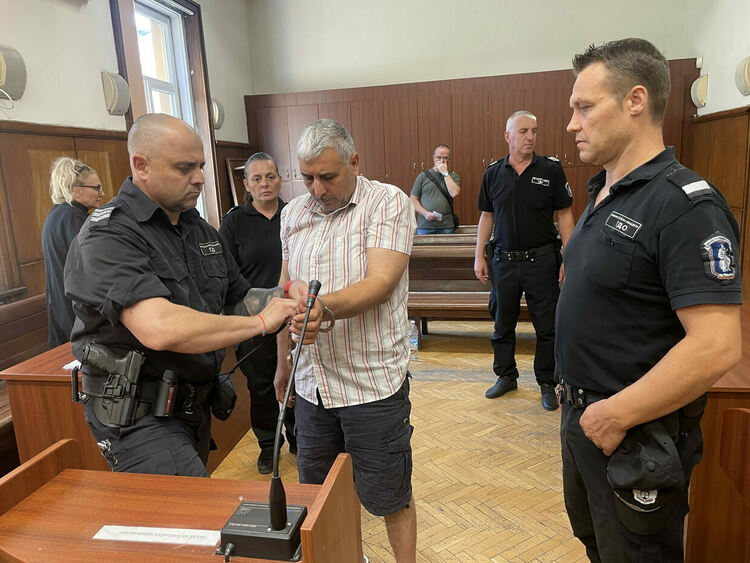 Постоянен арест за шофьор, опитал да пренесе над 43 кг кокаин за милиони през границата